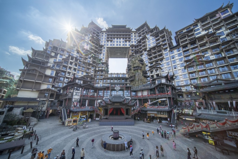 小鎮內的七十二奇樓屬吊腳樓風格建筑，高度達109.9米