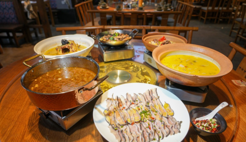 娃娃魚（又稱「中國大鯢」）是張家界的特色美食之一，今次記者來到張家界最興旺的步行街「溪布街」品嘗娃娃魚宴。