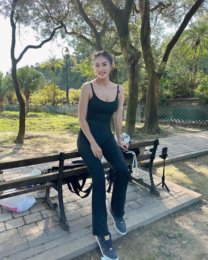 莊韻澄的外景工作照，也是網民的福利圖。