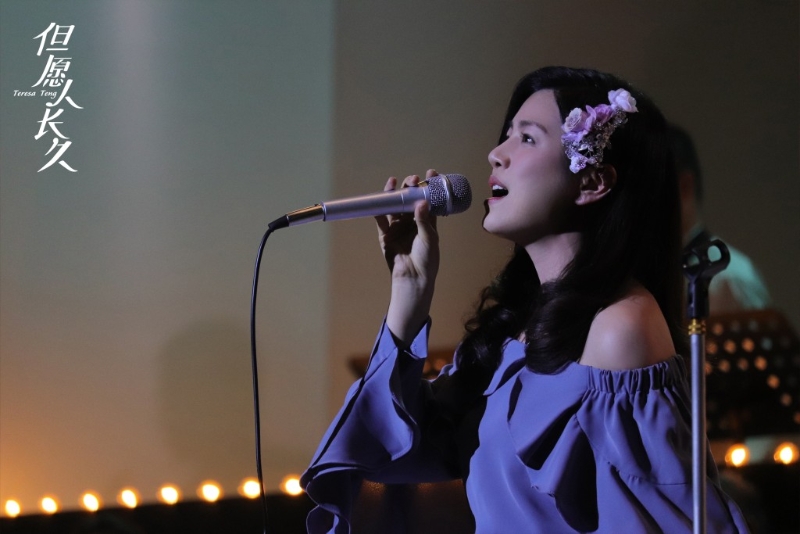 陳妍希穿上復古洋裝、剪短頭發還原鄧麗君造型。2