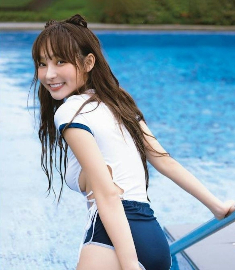 林襄又貼出一張穿上日本學生運動服的照片，胸至腰間卻是綁繩設計，其上圍霸氣側漏，非常吸引。