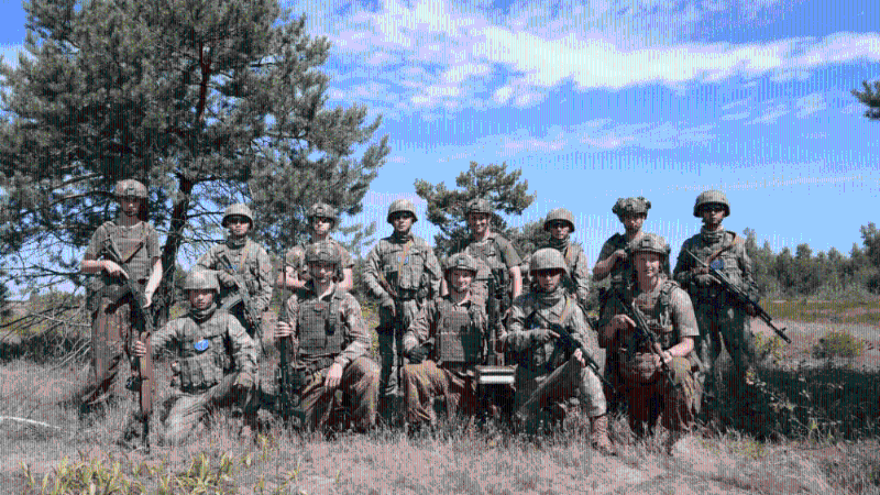 中白兩國軍人聯合分組演訓。1