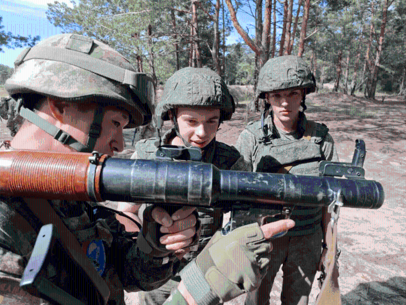 中國軍人試用白俄軍人的武器。