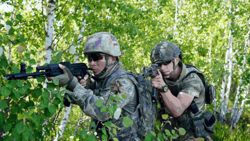 中白兩國軍人聯合分組演訓。