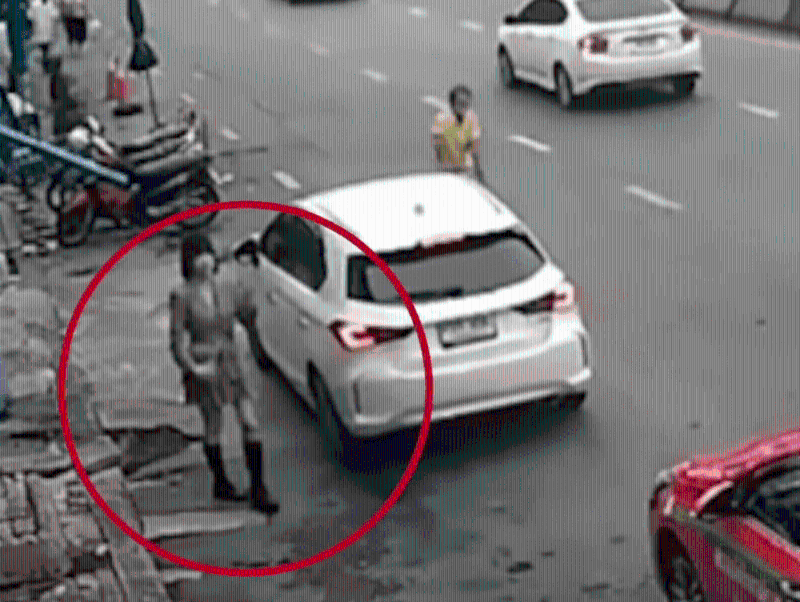 白車停泊路邊后，女子落車。