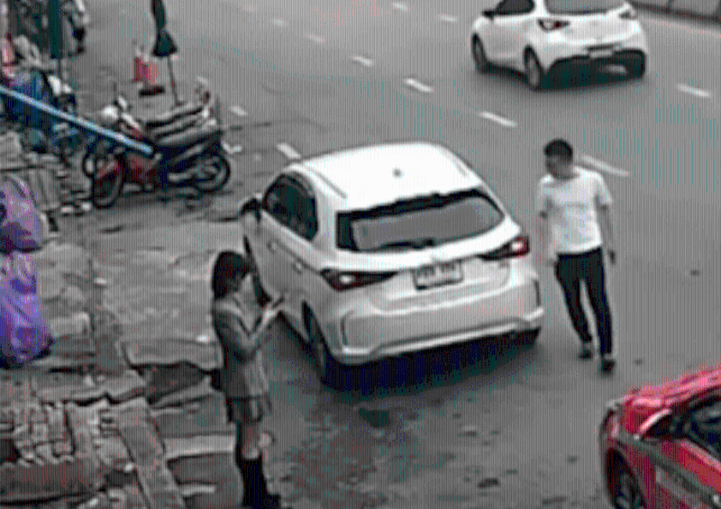 一名白衫男子落車。