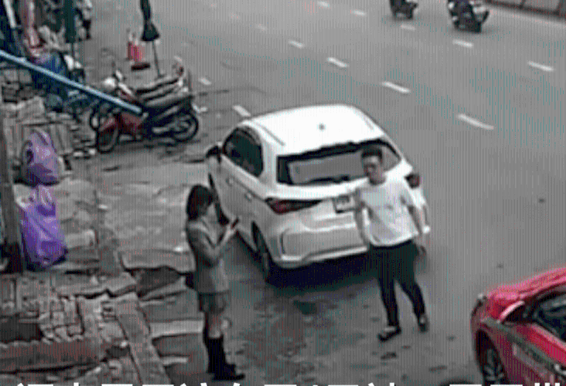 白衫男子落車后與女子有說有笑。