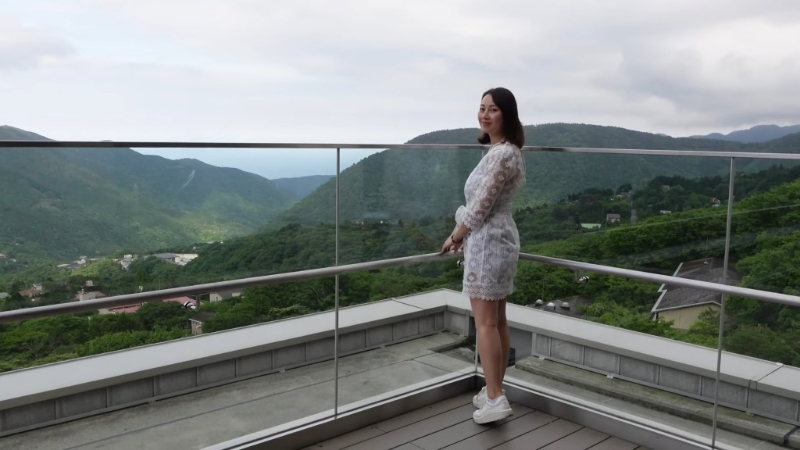 從其旅行Vlog中所見，袁嘉敏的面頰明顯較飽滿，四肢也變得較粗壯。