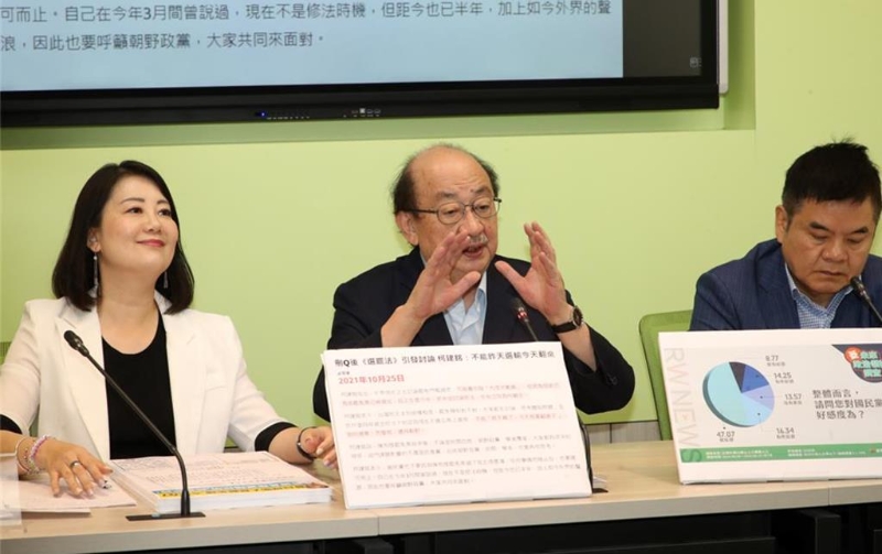 民進黨立院黨團總召柯建銘表示，國民黨和民眾黨以為靠多數暴力可以為所欲為，但是這絕對是他們最大的傷害，我們有自己的原則和立場，有關于立即開放兩岸觀光和小三通絕對反對，這是大陸的問題，怎么是我們的問題。（本報資料照片）