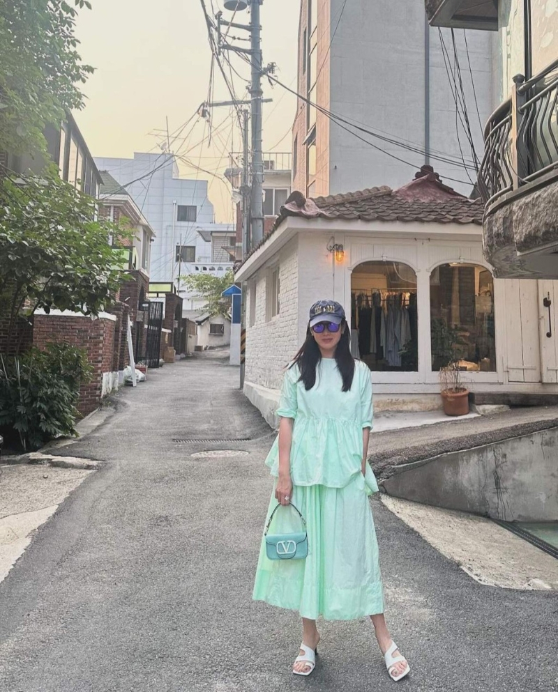 韓星孫藝珍以薄荷綠色衣裙，配襯棒球帽及高跟涼鞋，塑造動靜兼備的時尚造型。 （圖片來源：IG@yejinhand）