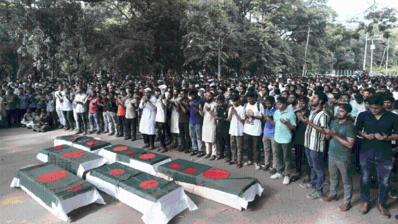 反對公務員聘用配額的學生在達卡大學舉行了一場模擬葬禮，以紀念在沖突中喪生的人們。 （美聯社）