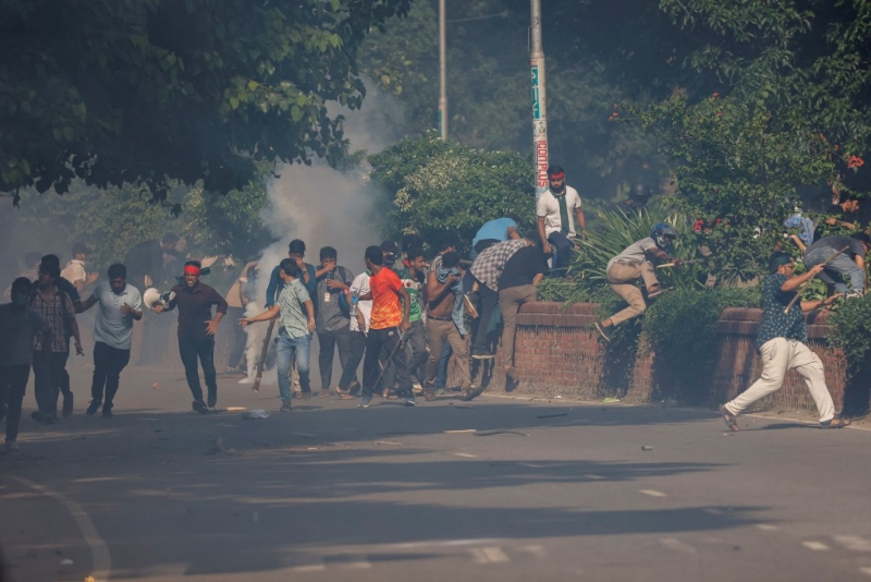警察向聚集人士發射催淚彈。 （路透社）