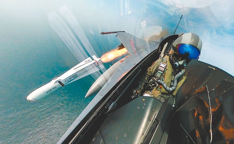 圖為臺空軍第四聯隊實施F-16V實彈射擊訓練。