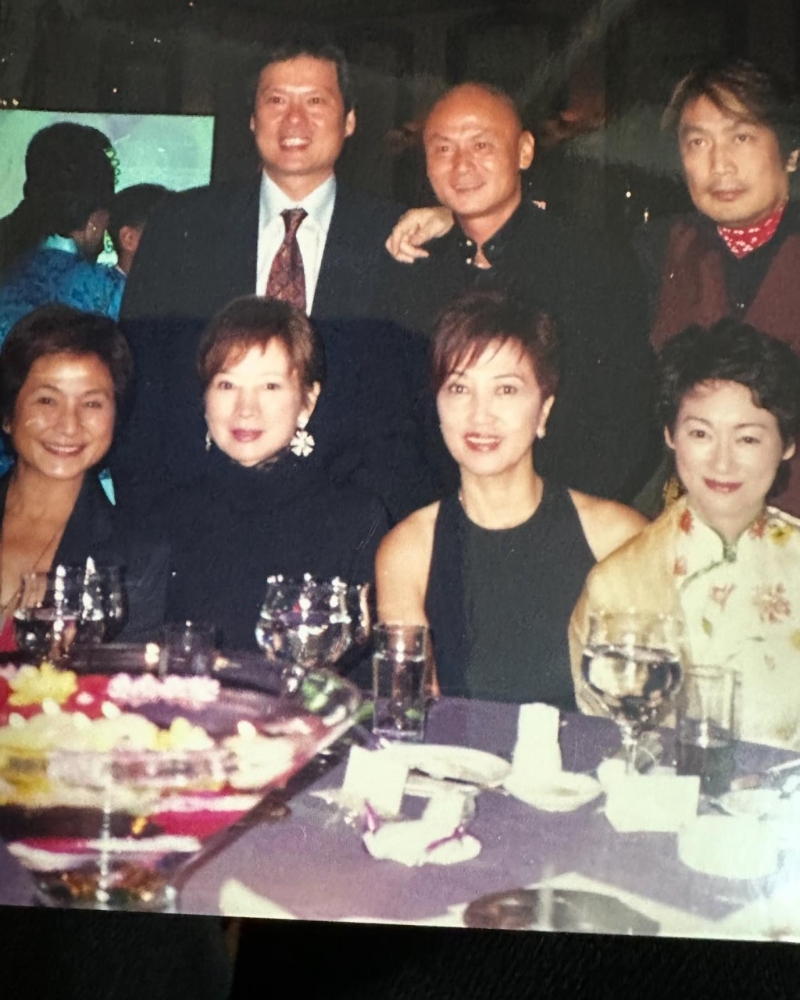 馬海倫今日（19日）在IG上載與鄭佩佩的合照，并發文指：“又走一個老友”。