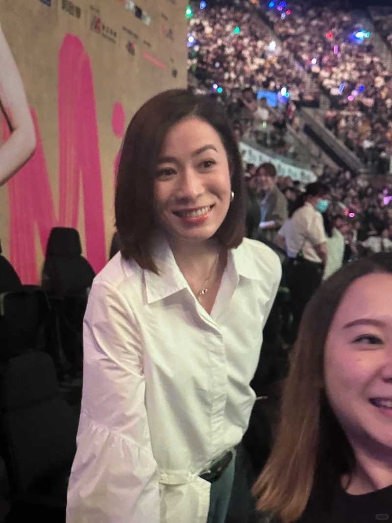 佘詩曼獲現場鄭秀文的粉絲歡呼。