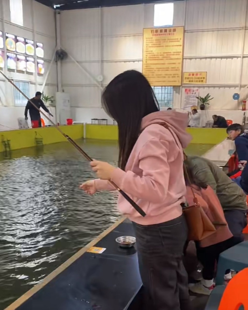 中山親子好去處2024｜6. 來來釣蝦場 室內釣蝦池地方大，冷氣開放，有別于其他戶外釣蝦場，適合夏天怕熱、冬天怕冷的人。（圖片來源：小紅書＠中山來來室內釣蝦場美食）