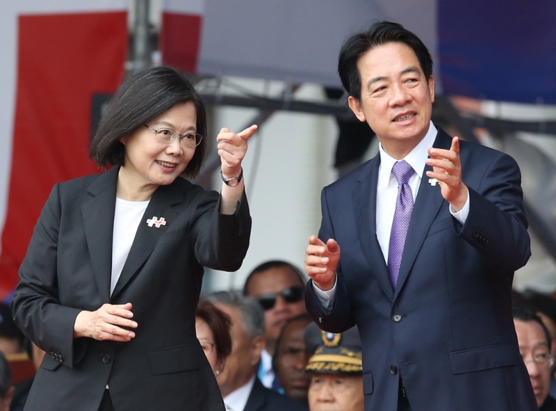 前“總統”蔡英文（左）缺席民進黨“全代會”，引發外界熱議。