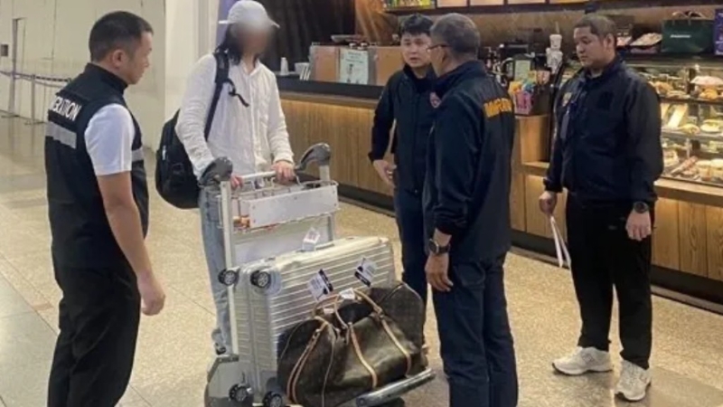 蘇女丈夫打算離場時，于機場被逮。