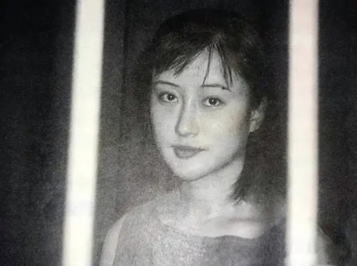 在法院的暫押室等待開庭，楊旸的神態略憂郁。