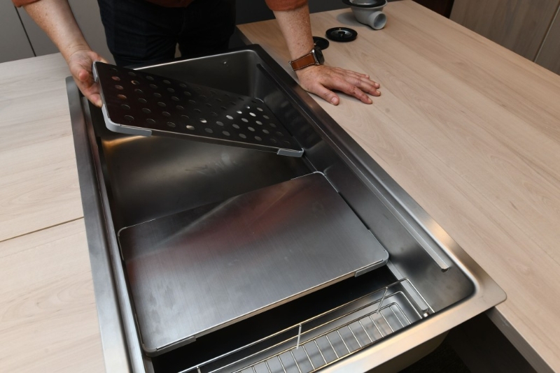 Shigeru日本鋅多功能鋅盆設有雙層軌道，并有6大配件，包括瀝水板、砧板、功能擴充板、輕巧小型鋅盆、瀝水籃及洗滌劑網籃。