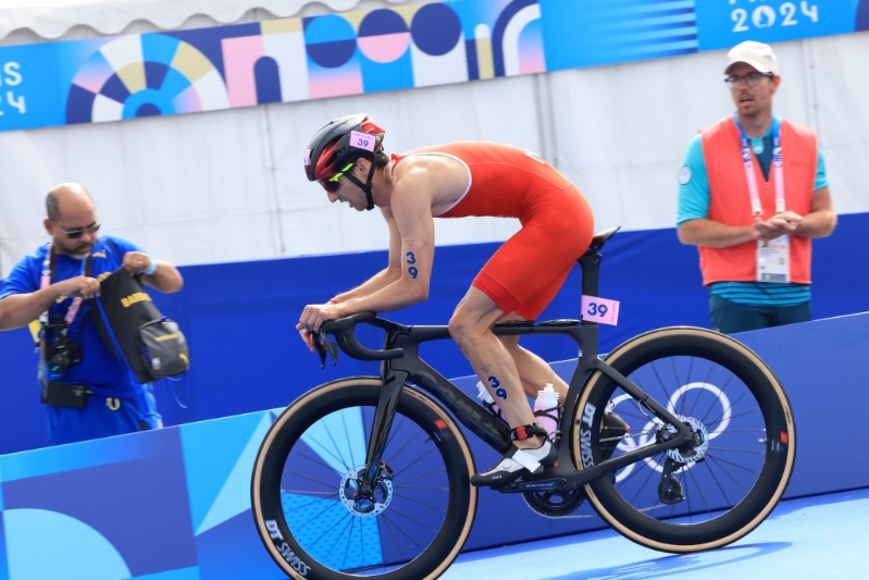 伍泰龍無耐在單車賽中途退出賽事。 徐嘉華巴黎傳真