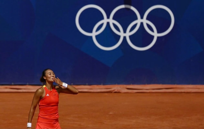 21歲的鄭欽文擊敗世界一姐，來自波蘭的“泥地女王”絲維迪克（Iga ?wi?tek）