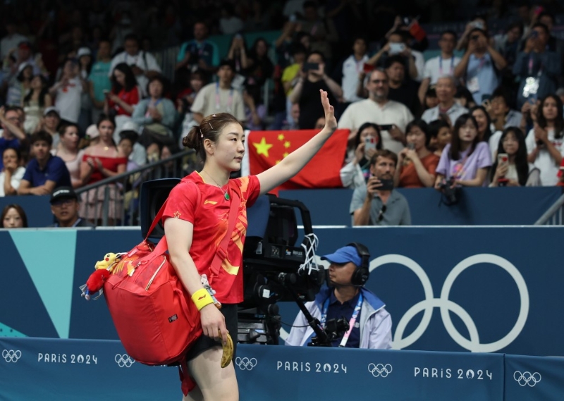 巴黎奧運乒乓球女單決賽，陳夢（紅衫）擊敗孫穎莎。 新華社