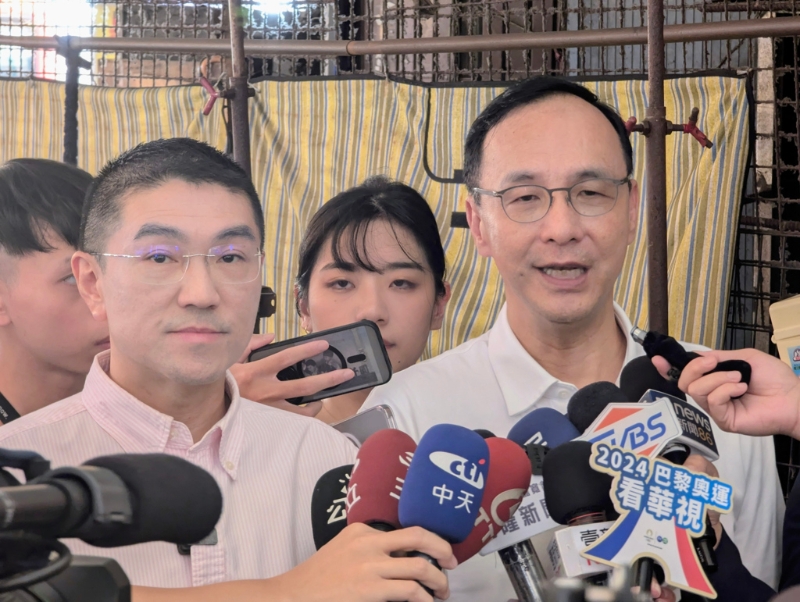 國民黨主席朱立倫（前右）赴基隆市力挺基隆市長謝國梁（前左）。 （中時新聞網資料照）