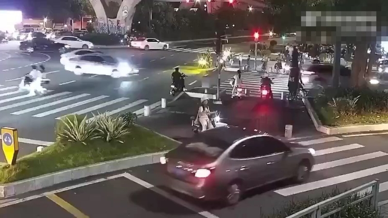 一名女子原在馬路邊等候。