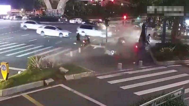 撞到多名路人。