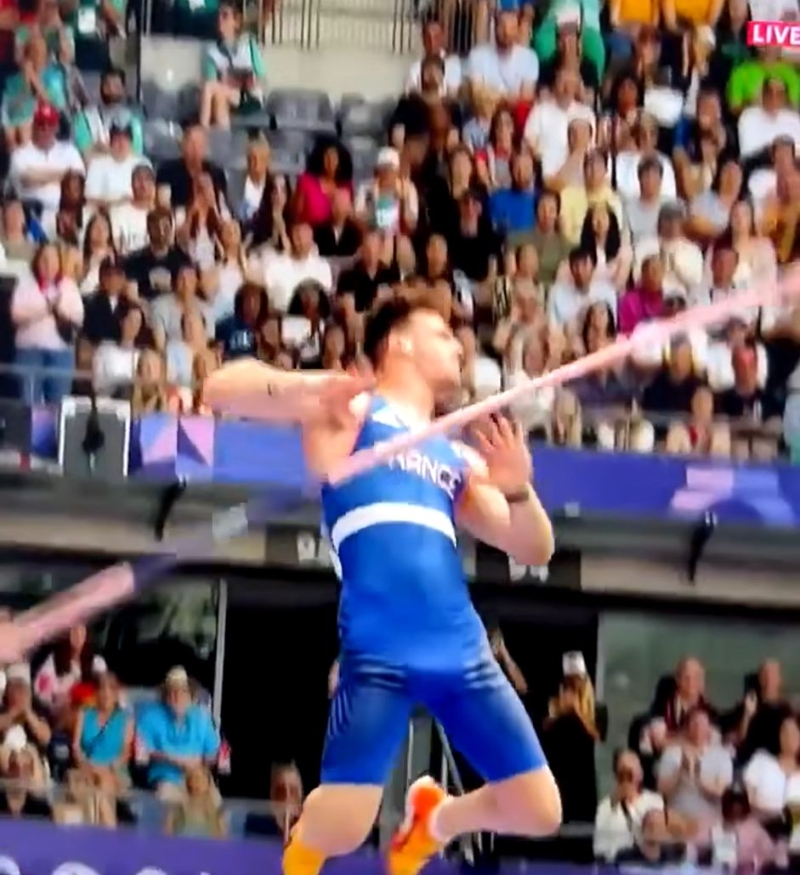 Anthony Ammirati連人帶桿一并落下。