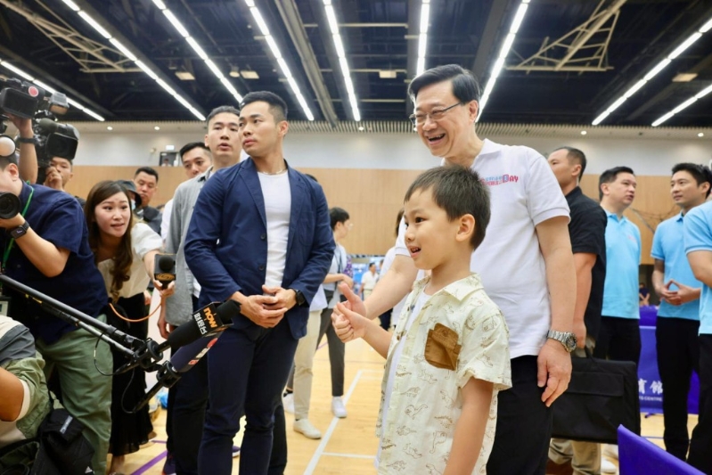 行政長官李家超及一眾高官下午到大埔東昌街體育館參觀活動示范。李家超FB圖片