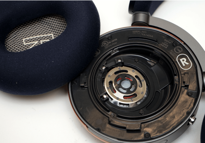 耳墊拆下來會看到傾斜13度的40mm釹磁鐵單元 耳墊拆下來會看到傾斜13度的40mm釹磁鐵單元