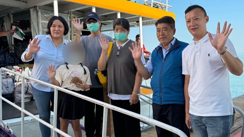 國民黨金門縣“立委”陳玉珍陪同胡男父母、女兒一同赴陸交接人