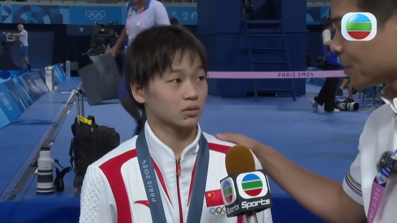 全紅嬋答不上問題時，何沖輕拍全紅嬋的膊頭，以示鼓勵。