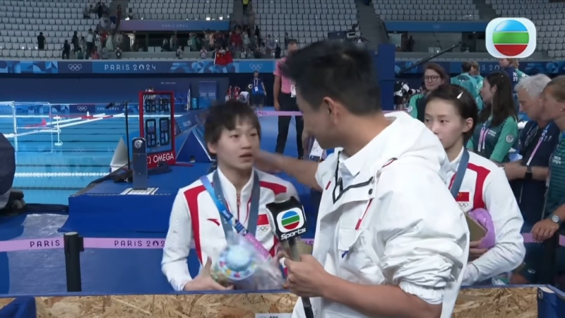 何沖摸摸全紅嬋個頭，并說：“給我抱一下”。