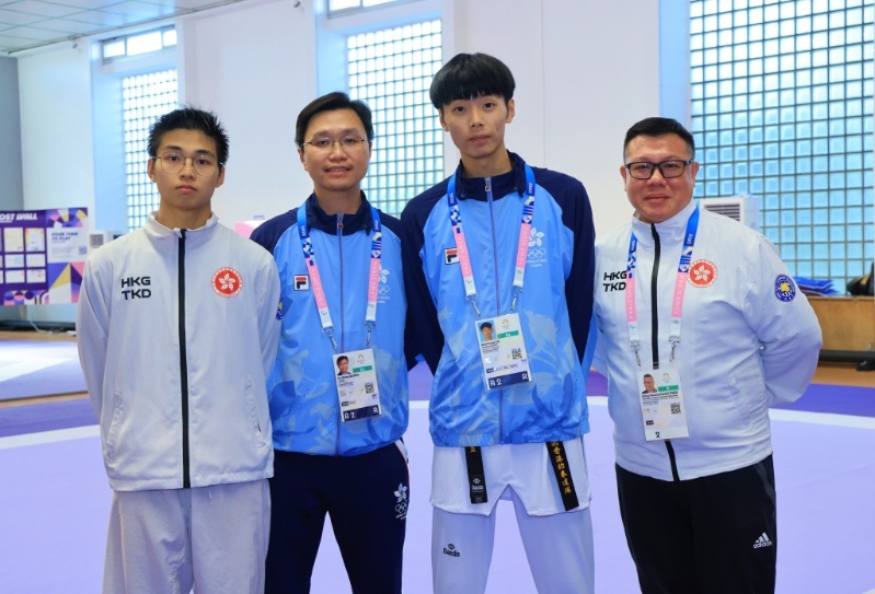 跆拳道團隊包括教練黃家榮（左二）及奧運選手盧蔚豐（右二）