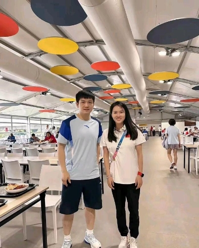 陳若琳樊振東兩位如此優秀的運動員在食堂相遇并合影留念。