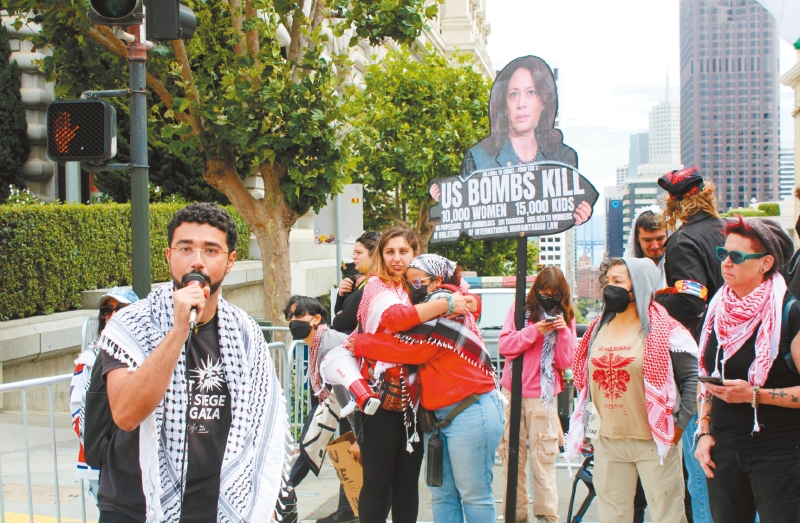 親巴示威者集結在哈里斯下榻的酒店