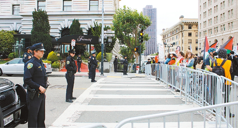 示威現場有大量警力維持治安。