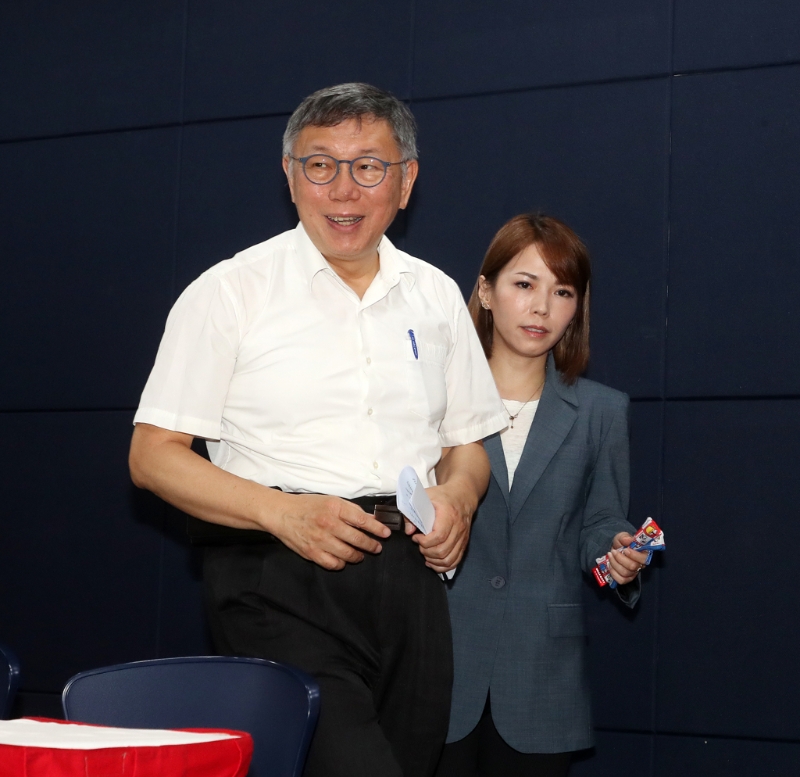 民眾黨主席柯文哲（左）、時任競總總干事黃珊珊、時任競總副總干事陳智菡（右）