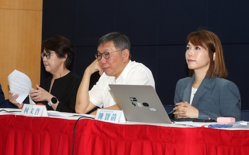 民眾黨主席柯文哲2024選戰“假帳”爭議延燒，柯文哲（中）12日與時任競總副總干事陳智菡（右）、時任競總總干事黃珊珊（左）召開記者會釋疑。中時資料照.jpg