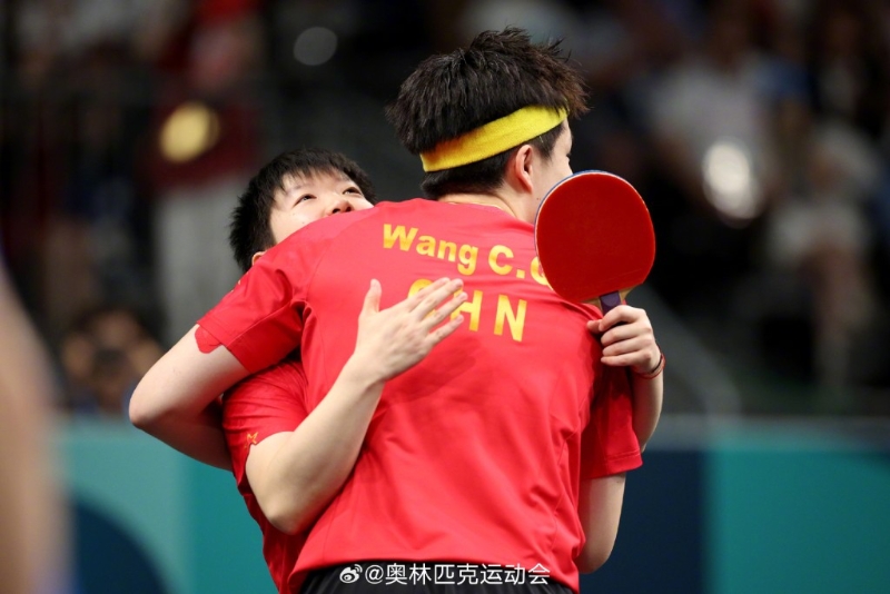 孫穎莎與拍檔王楚欽在乒乓混雙打出好成績，開心抱抱。