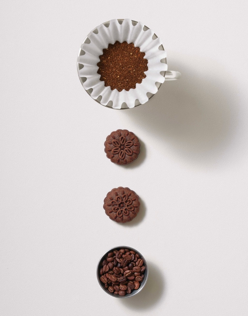 6.奇華xNOC咖啡奶皇月餅禮盒，備有軟心咖啡奶皇月、軟心紅桑子奶皇月，以及NOC特調的掛耳咖啡包，咖啡粉絲一定喜歡。（$268 奇華月餅）