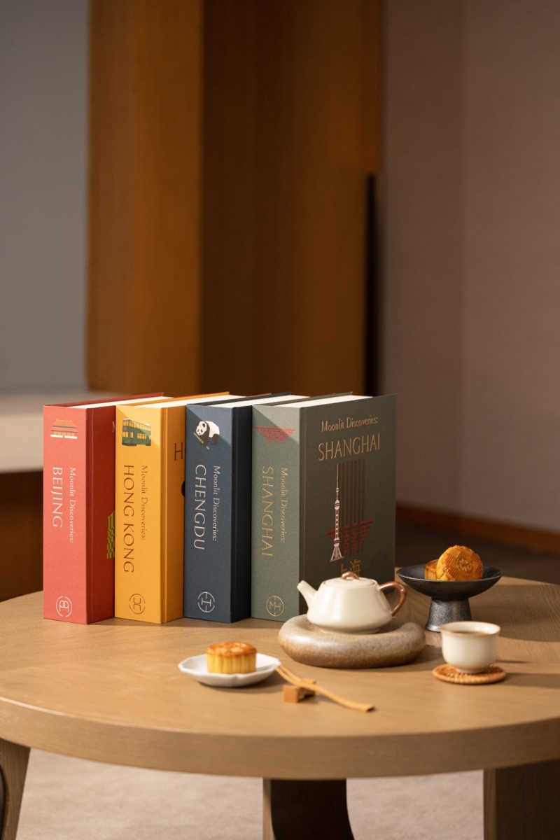 8.月下旅人月餅禮盒，4款禮盒以香港、北京、上海和成都為主題，內有帕爾瑪火腿、粒粒板栗、五黑堅果和藤椒火腿口味。（$528 盒 居舍系列）