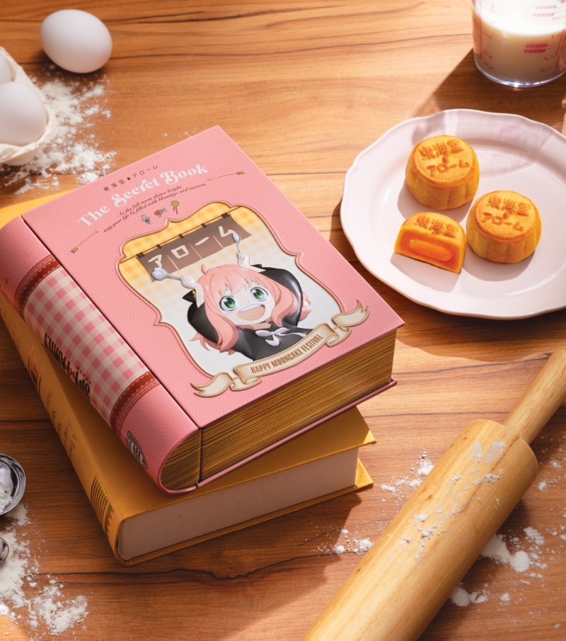 9.間諜家家酒月餅禮盒，粉紅色皮紋設計的禮盒印有安妮亞，美味的流心奶黃月餅就隱藏在書籍里面。（$162 盒 東海堂）