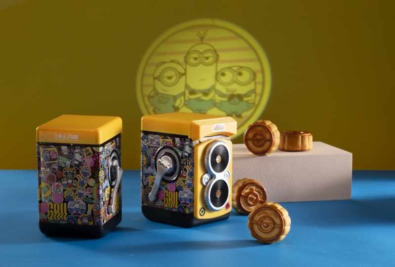 11.迷你兵團月餅禮盒，迷你兵團復古雙反相機的造型富玩味，開掣及轉動手把可看到卡通投影，內有蛋黃蓮蓉月餅。（$178 美心月餅）