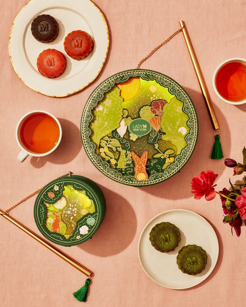 12.玉兔星影燈籠月餅禮盒，立體投影燈籠內有伯爵茶、黑芝麻及熱情果3款奶黃月餅，燈籠造型相當應節。（$688 Lady M）