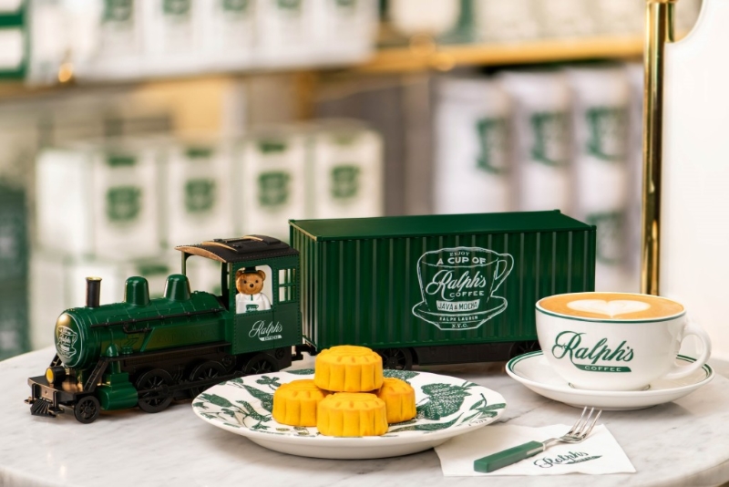 13.立體火車月餅禮盒，經典的蒸氣火車造工細致，加上香甜的流心奶黃及流心白蓮蓉月餅，送禮最得體。（$528 Ralph's Coffee）