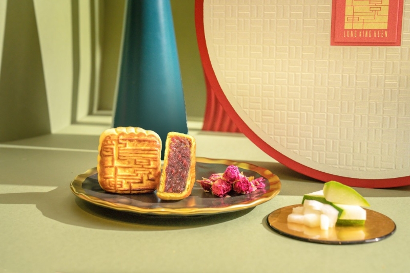 14.折合燈籠月餅禮盒，崧子奶黃月餅禮盒以圓月為設計概念，配合可充電式LED摺合燈籠，燈籠可作桌燈使用。（$628 四季酒店）